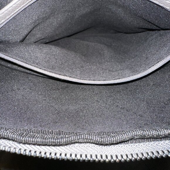 New With Tags!
Bugatti Large Crossbody - Picture 4 of 16